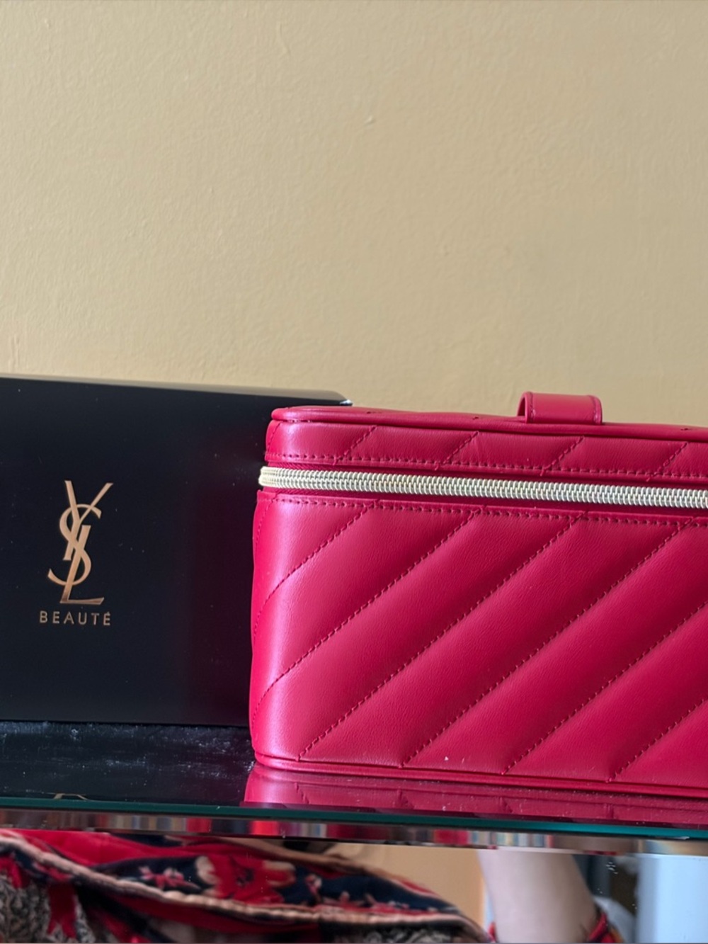 Ysl Yves Saint Laurent Beauty Premium Vanity red makeup case new in box - Picture 4 of 10